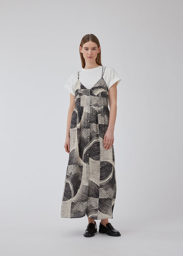Maxi dress in a recyled material with print. HoldenMD print dress has a v-neckline on the slim top with a voluminous skirt. Button closure in front and a dainty strap detail. The model is 175 cm and wears a size S/36.