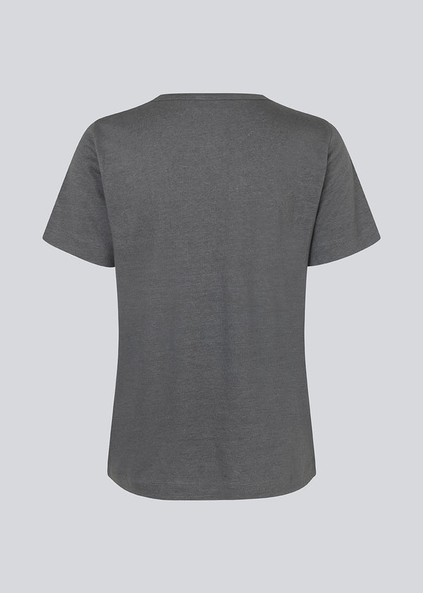 T-shirt in grey with a normal fit in a soft quality made from cotton and linen. HoltMD t-shirt has a round neckline and short sleeves. 