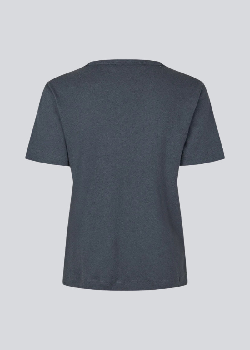 T-shirt with a normal fit in a soft quality made from cotton and linen. HoltMD t-shirt has a round neckline and short sleeves.