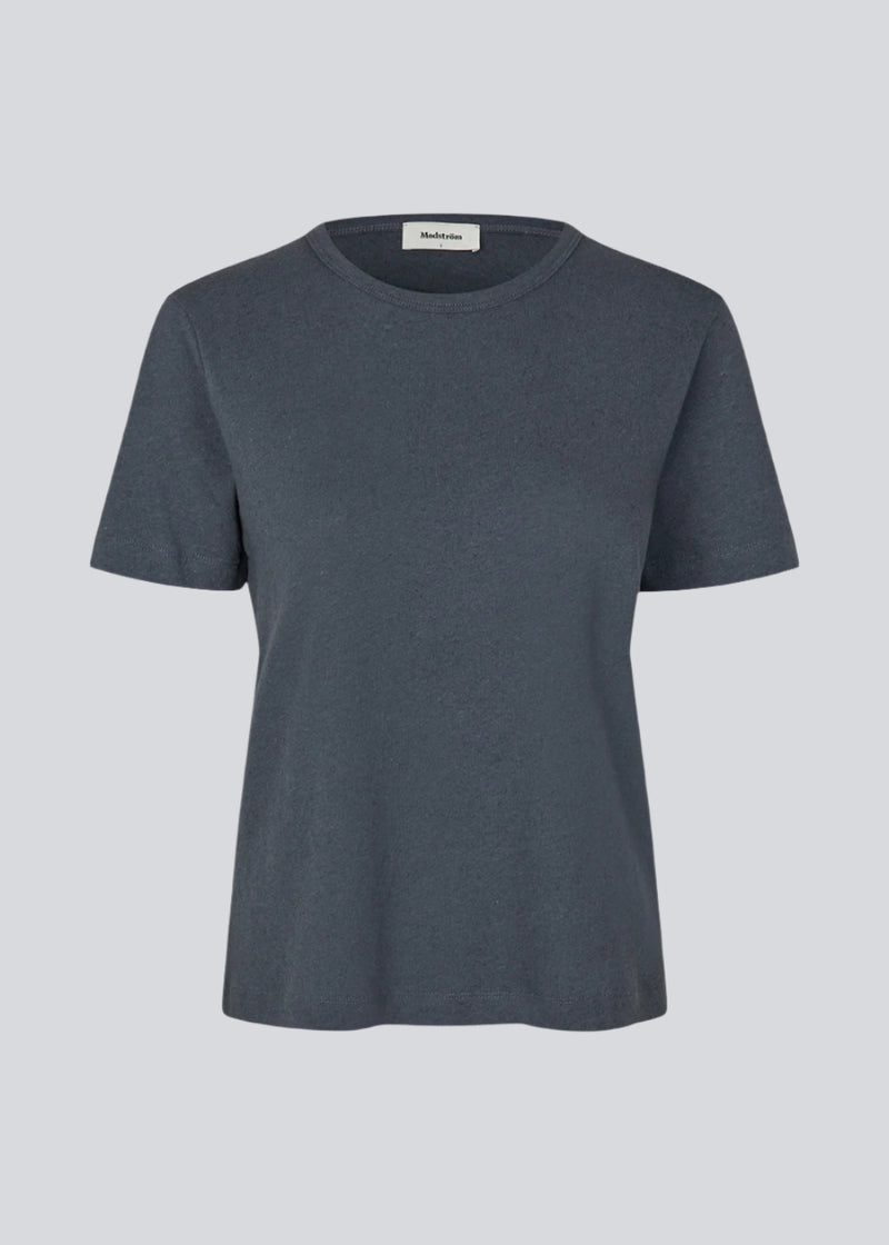 T-shirt with a normal fit in a soft quality made from cotton and linen. HoltMD t-shirt has a round neckline and short sleeves.