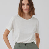 T-shirt in white with a normal fit in a soft quality made from cotton and linen. HoltMD t-shirt has a round neckline and short sleeves. The model is 175 cm and wears a size S/36.
