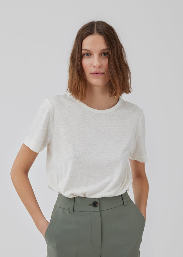 T-shirt in white with a normal fit in a soft quality made from cotton and linen. HoltMD t-shirt has a round neckline and short sleeves. The model is 175 cm and wears a size S/36.