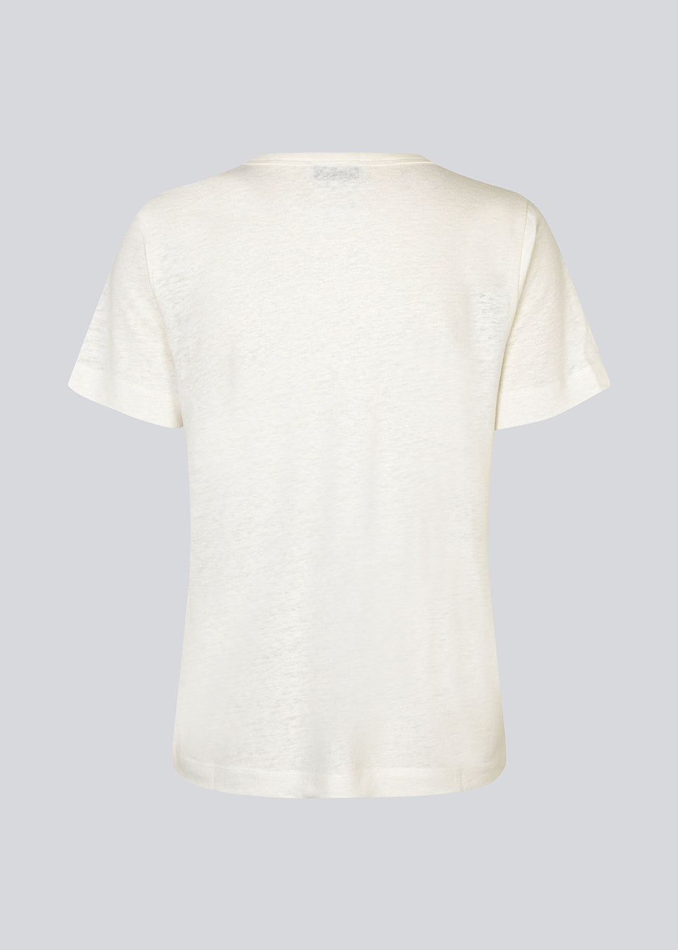 T-shirt in white with a normal fit in a soft quality made from cotton and linen. HoltMD t-shirt has a round neckline and short sleeves. The model is 175 cm and wears a size S/36.