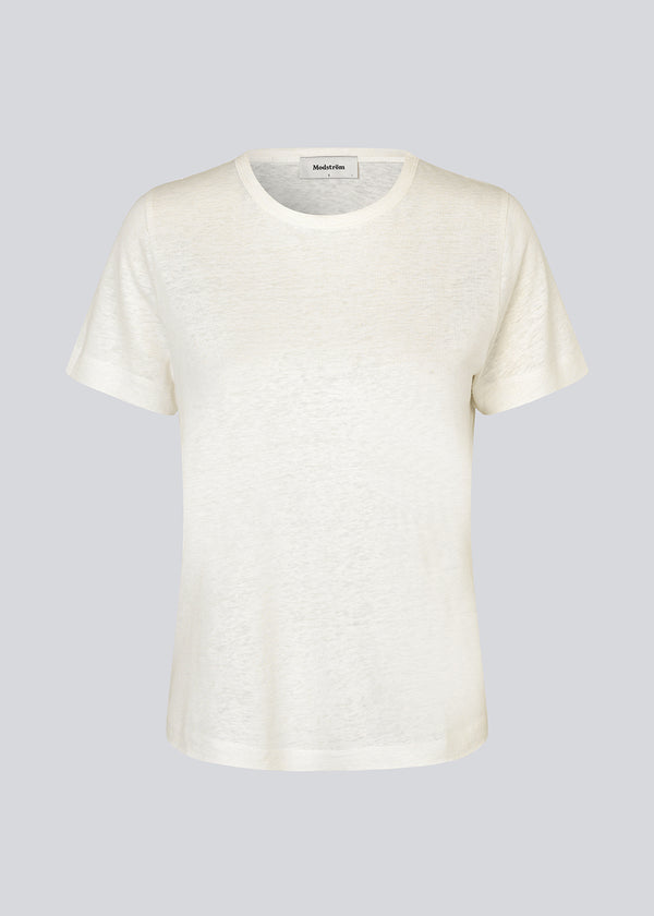 T-shirt in white with a normal fit in a soft quality made from cotton and linen. HoltMD t-shirt has a round neckline and short sleeves. The model is 175 cm and wears a size S/36.