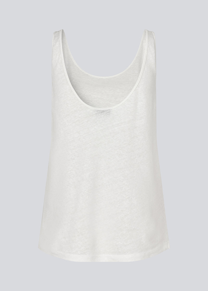 Classic white top in linen blend in a relaxed fit. HoltMD top has a round neck and a deep back cut.