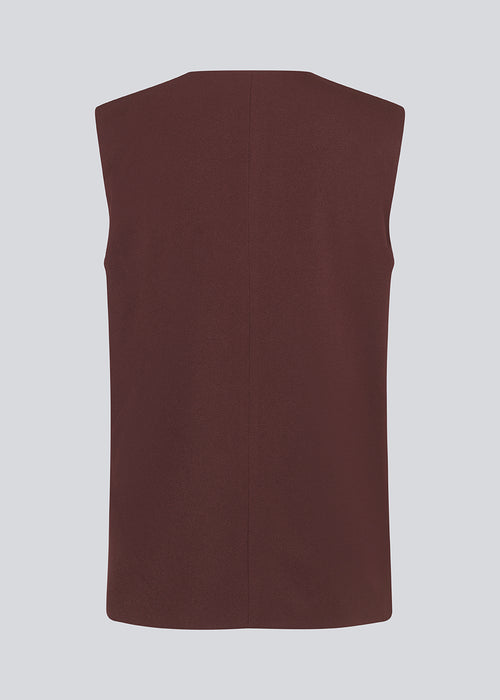 Long vest with a relaxed fit with asymmetrical button closure in front. HomerMD vest has a v-neckline and welt front pockets. Lined. The model is 175 cm and wears a size S/36.