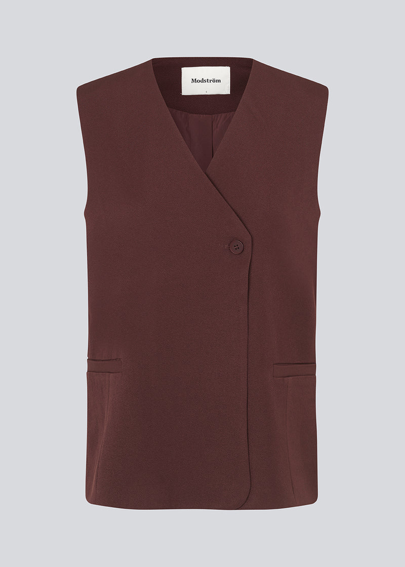 Long vest with a relaxed fit with asymmetrical button closure in front. HomerMD vest has a v-neckline and welt front pockets. Lined. The model is 175 cm and wears a size S/36.