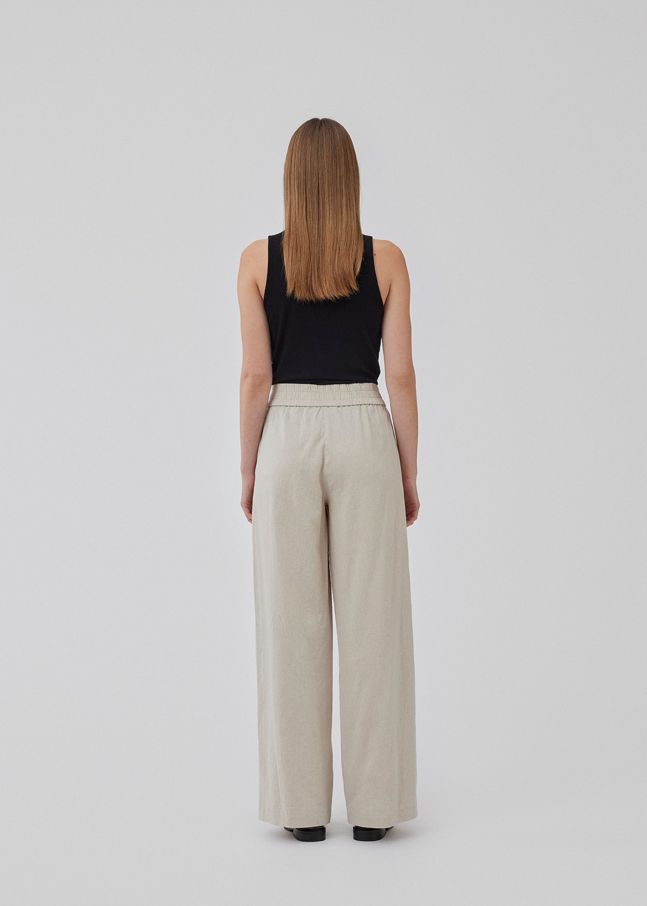 Pants in beige designed with a casual look and fit in a cotton and linen blend. HonorMD pants has loose legs and a medium waist with a wide elastic band. The model is 175 cm and wears a size S/36.