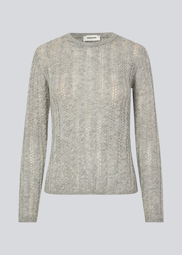 Loose grey knit in 100% wool. HowieMD cable o-neck has a round neckline, long sleeves and cable knit.