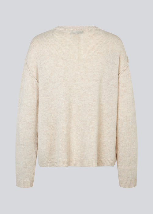 Wool jumper in beige in a fine knit with a round neck and relaxed shape with dropped shoulders with visible seams. HowieMD o-neck has ribbed trimmings. The model is 175 cm and wears a size S/36.