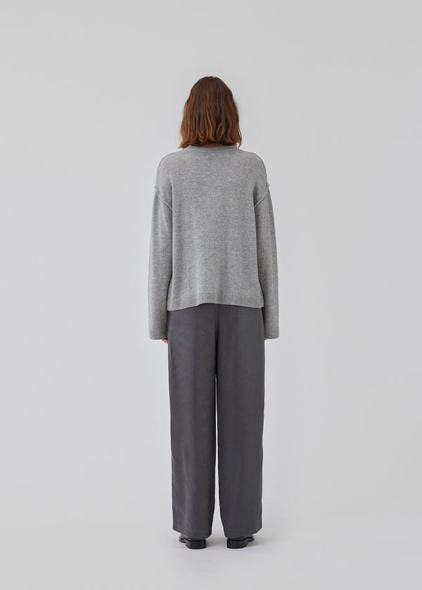 Wool jumper in grey in a fine knit with a round neck and relaxed shape with dropped shoulders with visible seams. HowieMD o-neck has ribbed trimmings. The model is 175 cm and wears a size S/36.