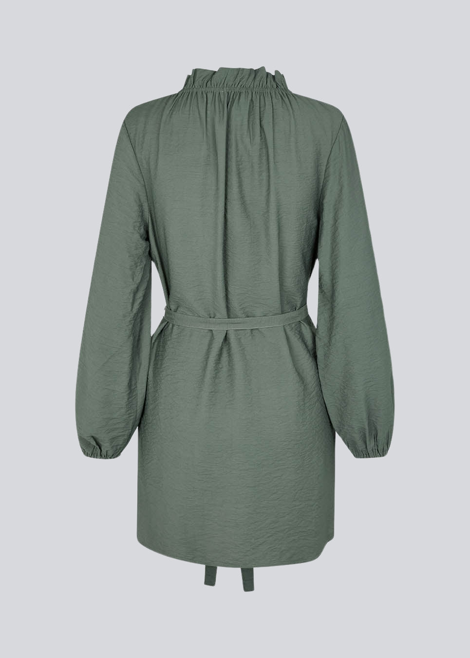 Short dress with long sleeves and a loose silhouette. HudgesMD dress has a v-shaped neckline with ruffles and a tiebelt at the waist. The model is 175 cm and wears a size S/36.