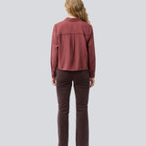 Red shirt in a light EcoVero viscose with a loose fit. HudgesMD shirt has a collar, button closure in front, and long sleeves with cuff. The model is 175 cm and wears a size S/36.
