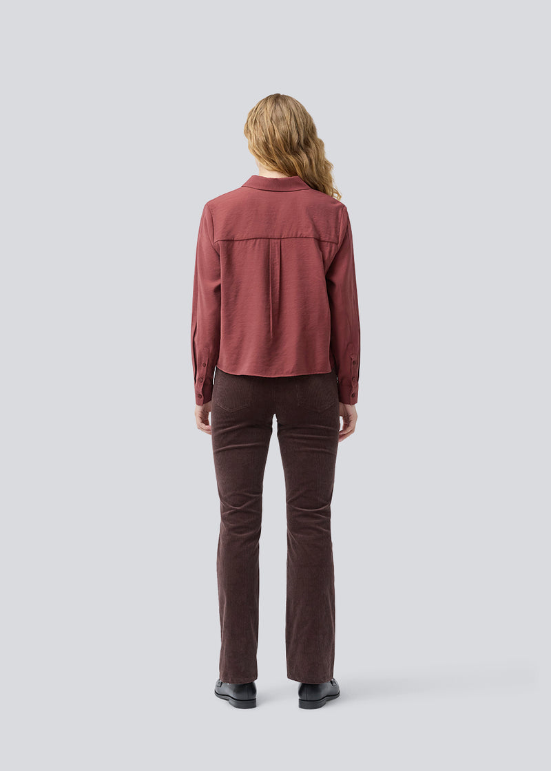 Red shirt in a light EcoVero viscose with a loose fit. HudgesMD shirt has a collar, button closure in front, and long sleeves with cuff. The model is 175 cm and wears a size S/36.