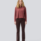 Red shirt in a light EcoVero viscose with a loose fit. HudgesMD shirt has a collar, button closure in front, and long sleeves with cuff. The model is 175 cm and wears a size S/36.
