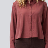 Red shirt in a light EcoVero viscose with a loose fit. HudgesMD shirt has a collar, button closure in front, and long sleeves with cuff. The model is 175 cm and wears a size S/36.