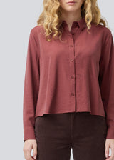 Red shirt in a light EcoVero viscose with a loose fit. HudgesMD shirt has a collar, button closure in front, and long sleeves with cuff. The model is 175 cm and wears a size S/36.