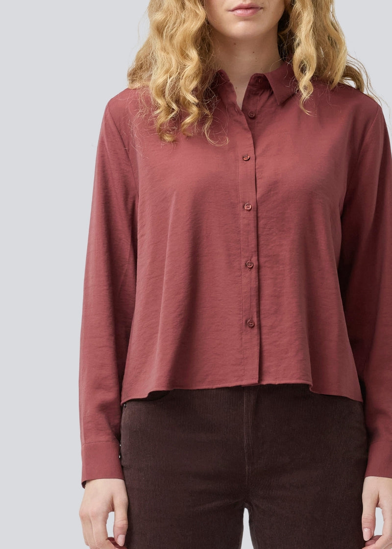 Red shirt in a light EcoVero viscose with a loose fit. HudgesMD shirt has a collar, button closure in front, and long sleeves with cuff. The model is 175 cm and wears a size S/36.