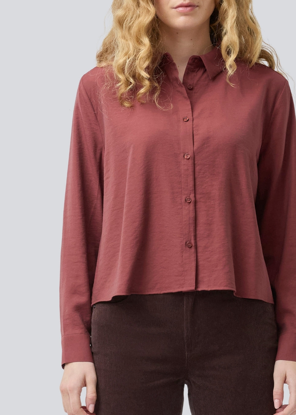 Red shirt in a light EcoVero viscose with a loose fit. HudgesMD shirt has a collar, button closure in front, and long sleeves with cuff. The model is 175 cm and wears a size S/36.