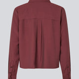 Red shirt in a light EcoVero viscose with a loose fit. HudgesMD shirt has a collar, button closure in front, and long sleeves with cuff. The model is 175 cm and wears a size S/36.