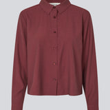 Red shirt in a light EcoVero viscose with a loose fit. HudgesMD shirt has a collar, button closure in front, and long sleeves with cuff. The model is 175 cm and wears a size S/36.
