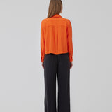 Shirt in bright red a light EcoVero viscose with a loose fit. HudgesMD shirt has a collar, button closure in front, and long sleeves with cuff. The model is 175 cm and wears a size S/36.