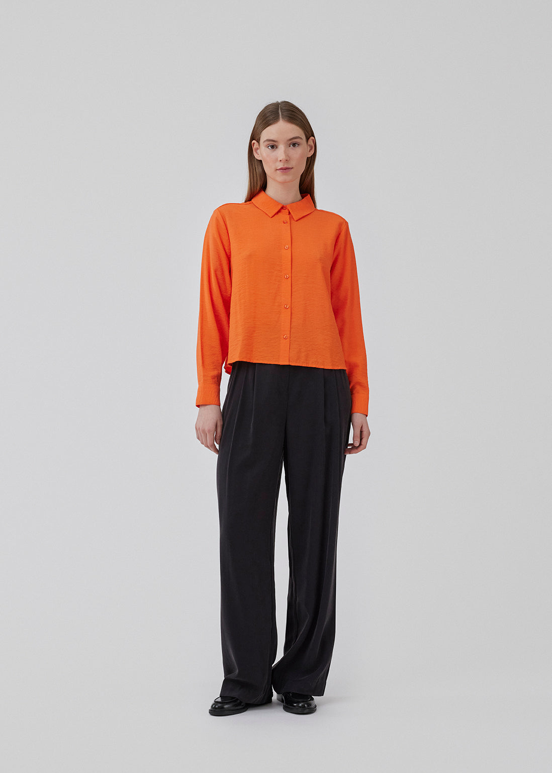 Shirt in bright red a light EcoVero viscose with a loose fit. HudgesMD shirt has a collar, button closure in front, and long sleeves with cuff. The model is 175 cm and wears a size S/36.