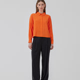 Shirt in bright red a light EcoVero viscose with a loose fit. HudgesMD shirt has a collar, button closure in front, and long sleeves with cuff. The model is 175 cm and wears a size S/36.