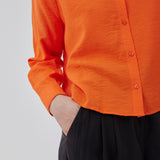 Shirt in bright red a light EcoVero viscose with a loose fit. HudgesMD shirt has a collar, button closure in front, and long sleeves with cuff. The model is 175 cm and wears a size S/36.