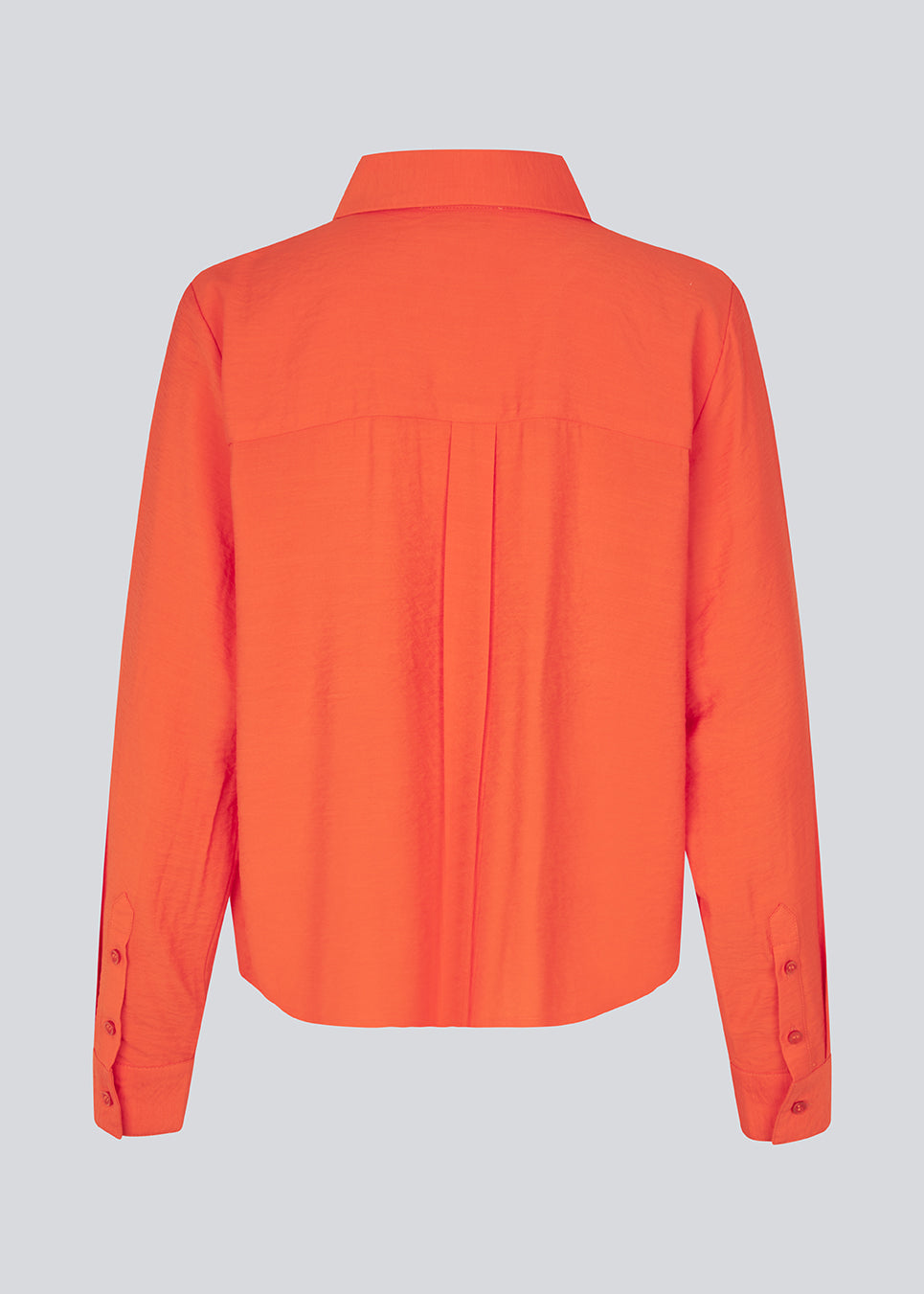 Shirt in bright red a light EcoVero viscose with a loose fit. HudgesMD shirt has a collar, button closure in front, and long sleeves with cuff. The model is 175 cm and wears a size S/36.