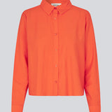 Shirt in bright red a light EcoVero viscose with a loose fit. HudgesMD shirt has a collar, button closure in front, and long sleeves with cuff. The model is 175 cm and wears a size S/36.