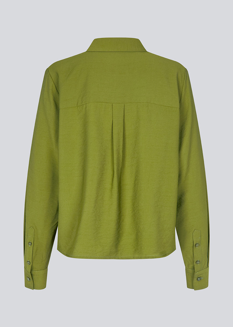 Shirt in green in a light EcoVero viscose with a loose fit. HudgesMD shirt has a collar, button closure in front, and long sleeves with cuff.&nbsp;