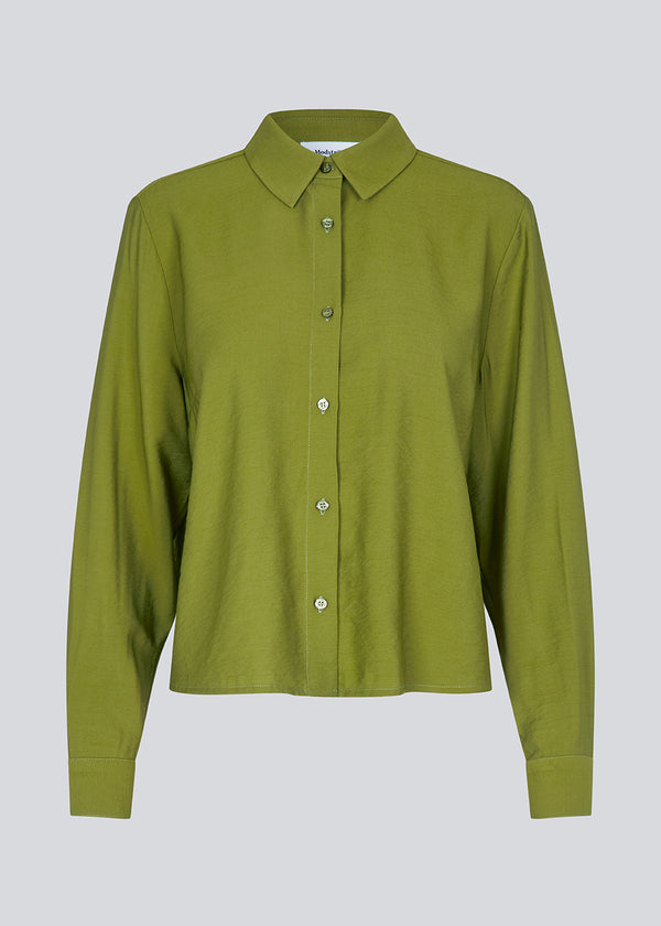 Shirt in green in a light EcoVero viscose with a loose fit. HudgesMD shirt has a collar, button closure in front, and long sleeves with cuff.&nbsp;