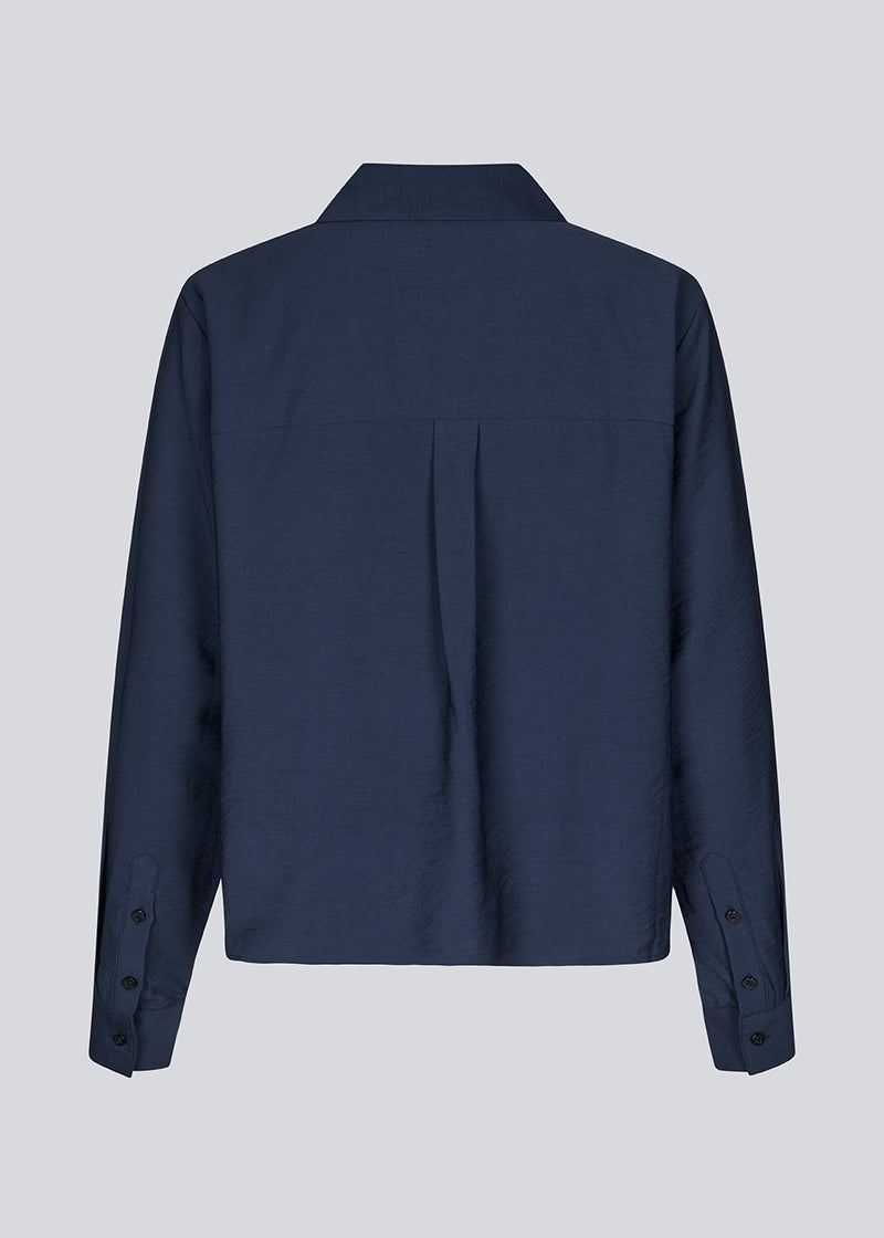 Shirt in navy blue in a light EcoVero viscose with a loose fit. HudgesMD shirt has a collar, button closure in front, and long sleeves with cuff.&nbsp;