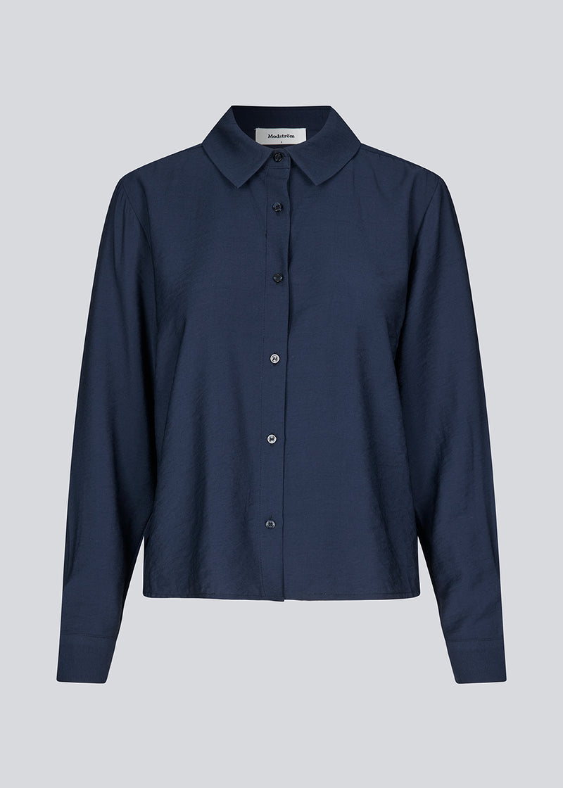 Shirt in navy blue in a light EcoVero viscose with a loose fit. HudgesMD shirt has a collar, button closure in front, and long sleeves with cuff.&nbsp;