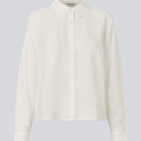 Shirt in a light EcoVero viscose with a loose fit. HudgesMD shirt has a collar, button closure in front, and long sleeves with cuff. 