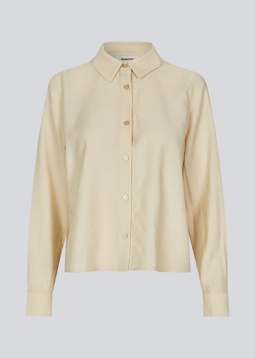 Shirt in beige in a light EcoVero viscose with a loose fit. HudgesMD shirt has a collar, button closure in front, and long sleeves with cuff.&nbsp;