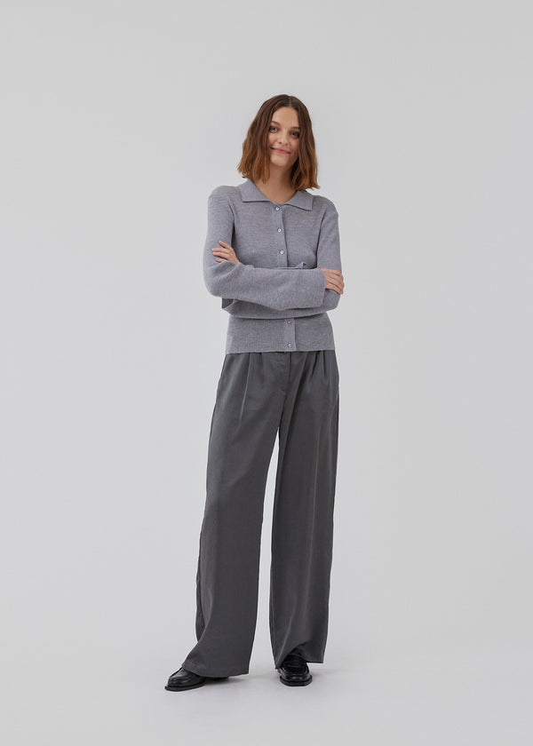 Satin pants with zip fly and button at the waist. HudsonMD pants has a regular waist with pleats, slanted side pockets, and decorative welt back pockets. The model is 175 cm and wears a size S/36.