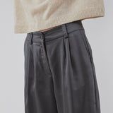 Satin pants with zip fly and button at the waist. HudsonMD pants has a regular waist with pleats, slanted side pockets, and decorative welt back pockets. The model is 175 cm and wears a size S/36.