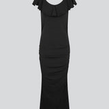 Close fitting dress cutting at a midi length. HugoMD dress has a wide and deep neckline in front and back with a tall frilly detail, and elasticated ruching at the sides. The model is 175 cm and wears a size S/36.