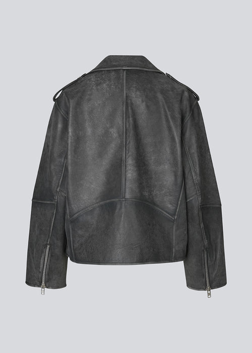Jacket in soft lamb leather with bias zipper in front, lapels with push buttons and long sleeves with zipper. HullaMD jacket has bias front pockets with zip closure in front. Lined. 