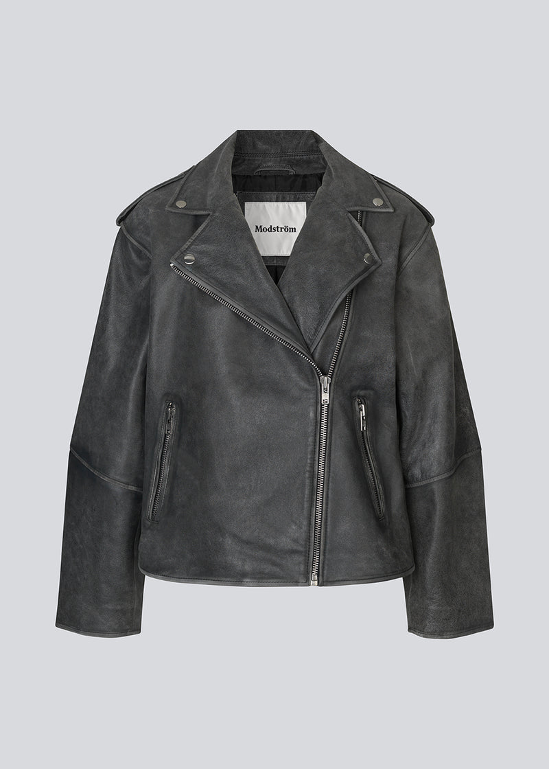 Jacket in soft lamb leather with bias zipper in front, lapels with push buttons and long sleeves with zipper. HullaMD jacket has bias front pockets with zip closure in front. Lined. The model is 175 cm and wears a size S/36.