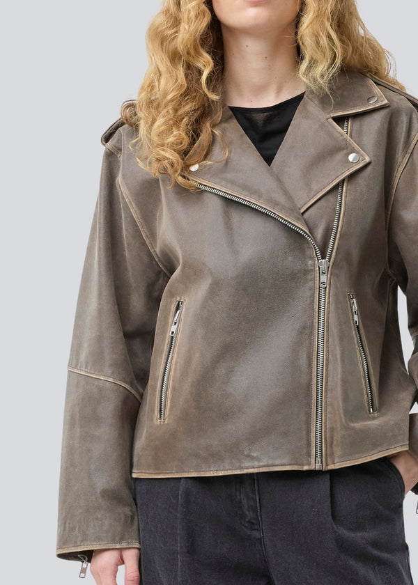 Jacket in soft lamb leather with bias zipper in front, lapels with push buttons and long sleeves with zipper. HullaMD jacket has bias front pockets with zip closure in front. Lined. The model is 175 cm and wears a size S/36.

