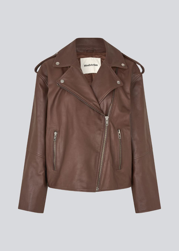 Jacket in soft lamb leather with bias zipper in front, lapels with push buttons and long sleeves with zipper. HullaMD jacket has bias front pockets with zip closure in front. Lined.&nbsp;