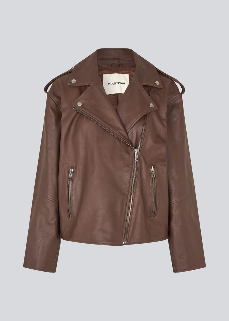Jacket in soft lamb leather with bias zipper in front, lapels with push buttons and long sleeves with zipper. HullaMD jacket has bias front pockets with zip closure in front. Lined.&nbsp;