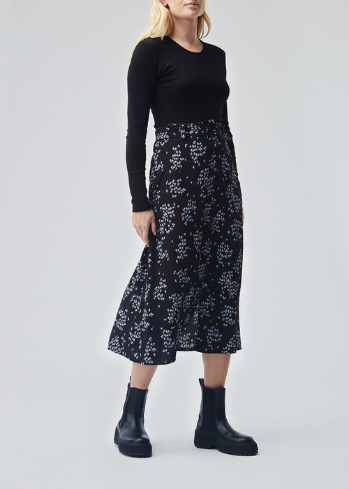 Midi skirt in a light woven EcoVero viscose with floral print. HunchMD long print skirt has a high elasticated waist. 