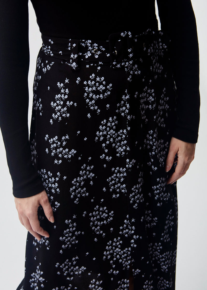 Midi skirt in a light woven EcoVero viscose with floral print. HunchMD long print skirt has a high elasticated waist. 