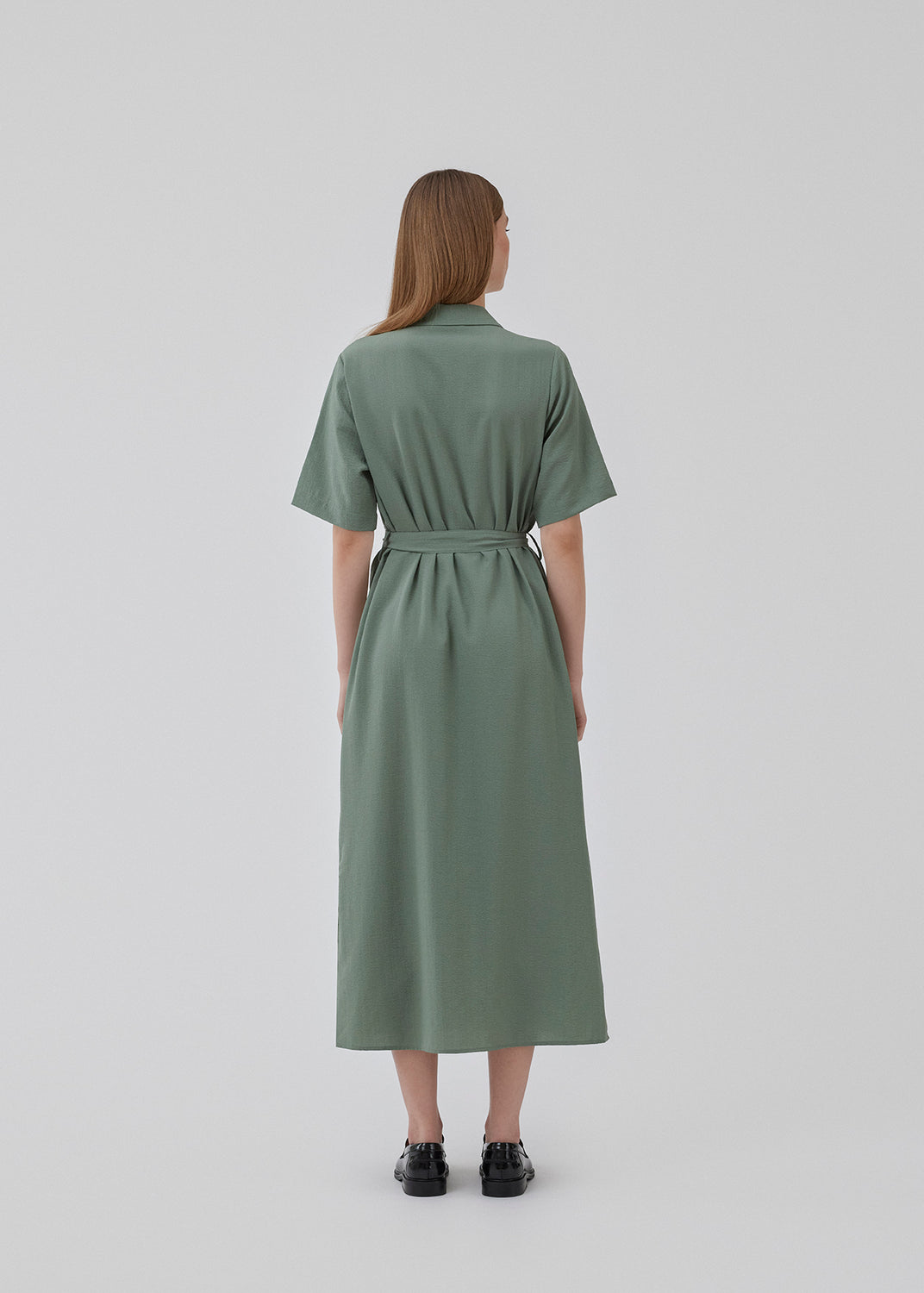 Maxi shirt dress in a light, recycled material. HuntleyMD dress has collar and button closure in front, short sleeves, and a tiebelt at the waist. The model is 175 cm and wears a size S/36.