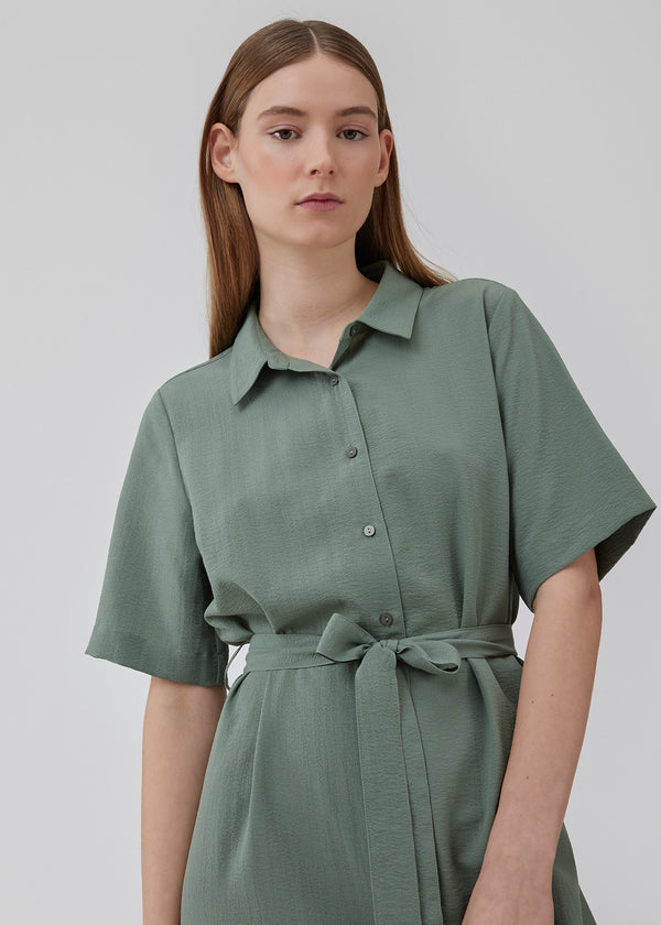 Maxi shirt dress in a light, recycled material. HuntleyMD dress has collar and button closure in front, short sleeves, and a tiebelt at the waist. The model is 175 cm and wears a size S/36.