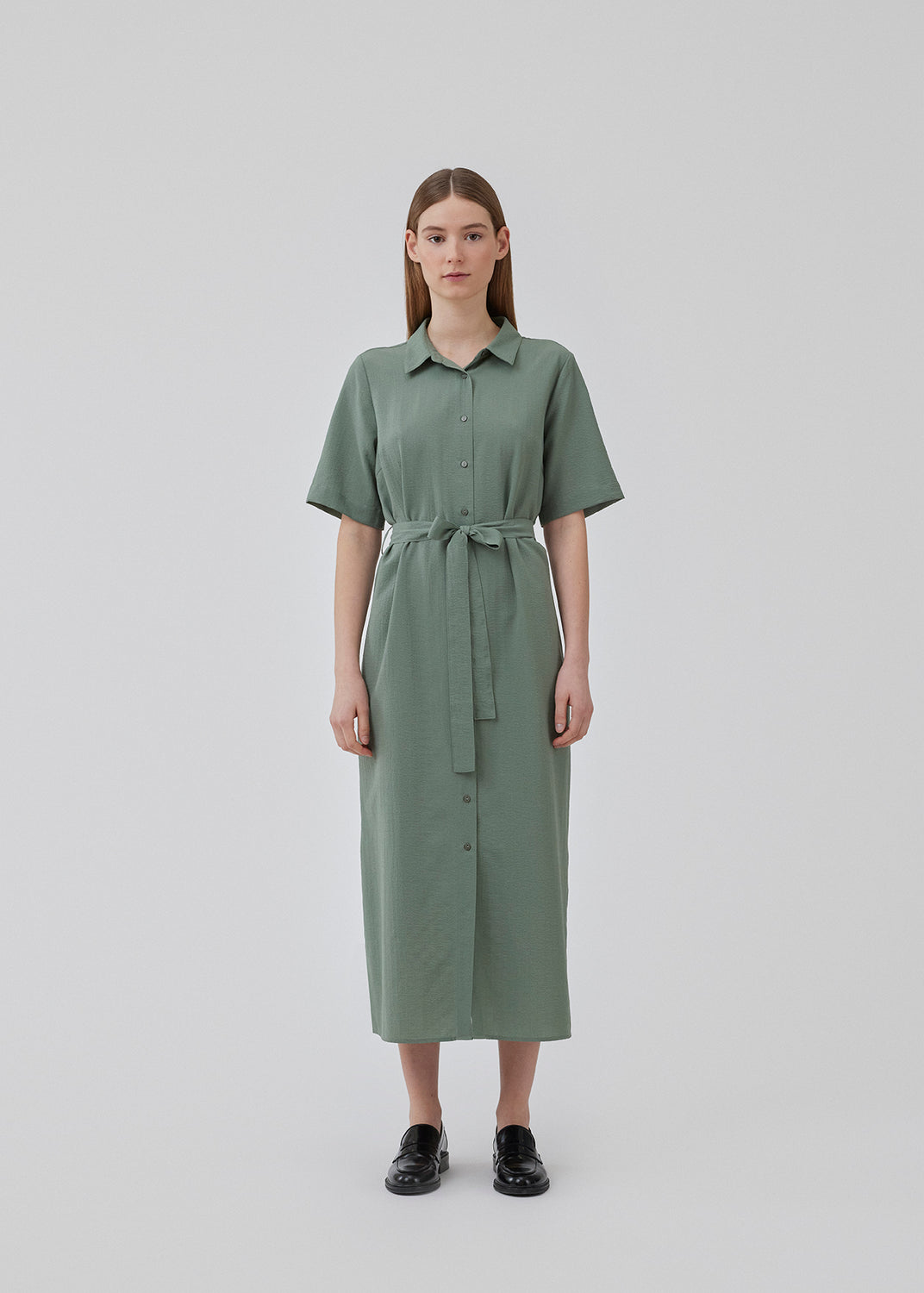 Maxi shirt dress in a light, recycled material. HuntleyMD dress has collar and button closure in front, short sleeves, and a tiebelt at the waist. The model is 175 cm and wears a size S/36.